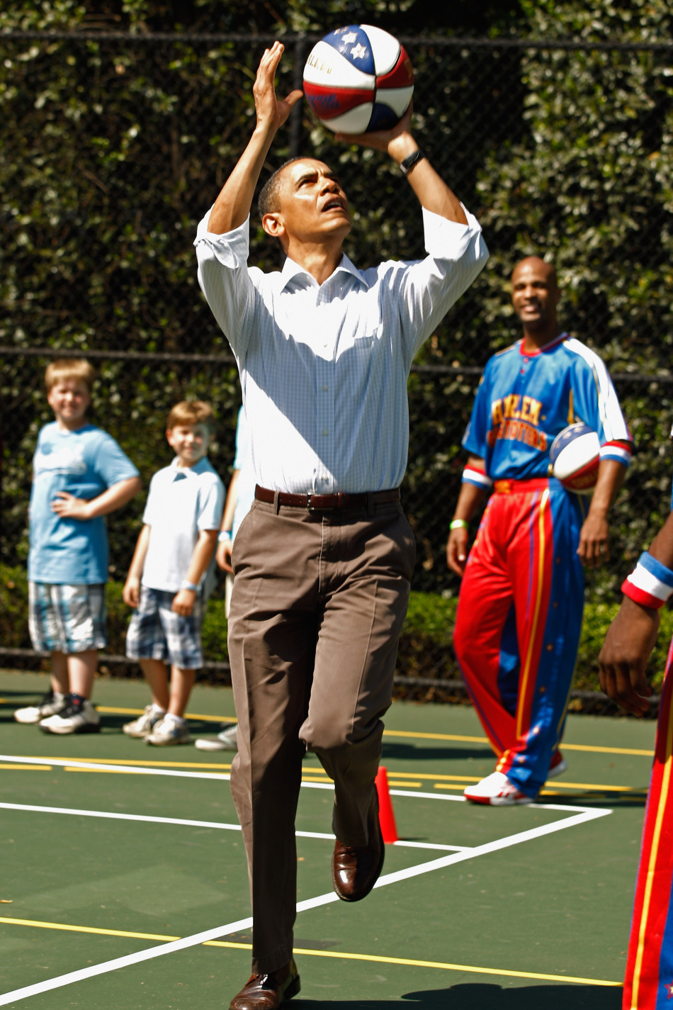 高清-奥巴马白宫打篮球秀球技 复活节与孩子同