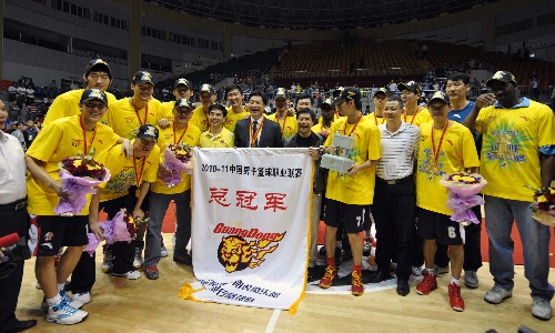 (体育)(1)篮球--CBA总决赛:广东东莞银行队成功