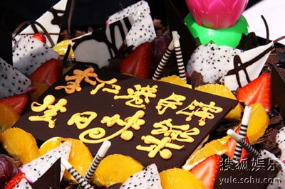 蛋糕上写着“祝李仁港导演生日快乐”字样