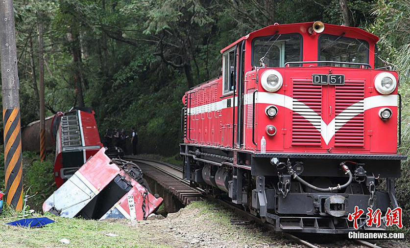 高清组图:台湾阿里山小火车发生翻车事故