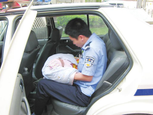 民警将被弃女婴从福利医院抱走妥善安置 本报