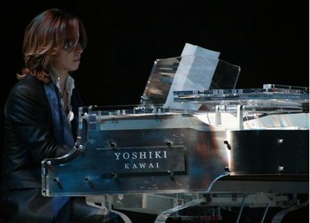 Yoshiki水晶钢琴拍出1100万日元全部捐灾区 搜狐娱乐
