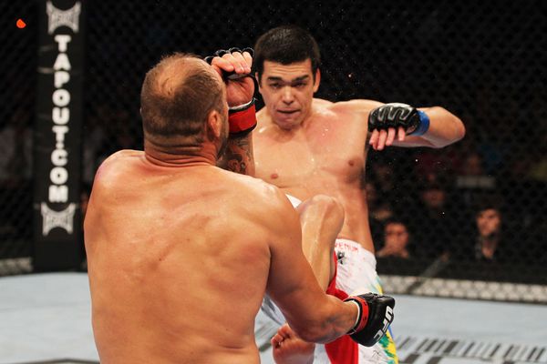 图文:ufc129町田龙太ko兰迪库卓 前踢ko兰迪