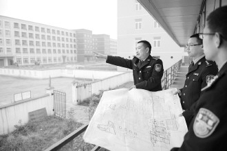 阿坝监狱重建工地上的"铁拐李"(组图)