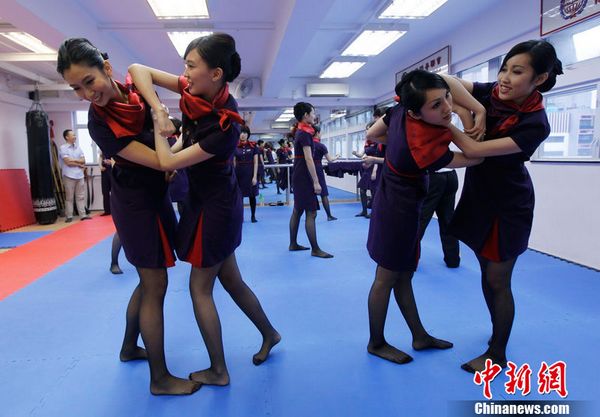 图文:香港空姐苦练咏春拳 施展对打很犀利