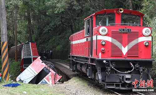 4月27日，台湾阿里山景区发生小火车翻车事故，现场被当地警方封锁。经确认已有5名大陆游客遇难。中新社发 沈存旭 摄