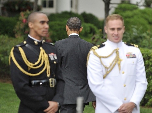  5月4日，在美国首都华盛顿白宫南草坪，美国总统奥巴马（中）出席一场活动后离开。新华社记者张军摄