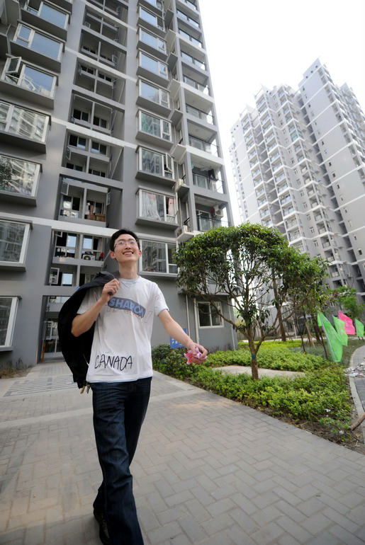 陈张平走在民心佳园公租房小区的路上(4月30日摄).