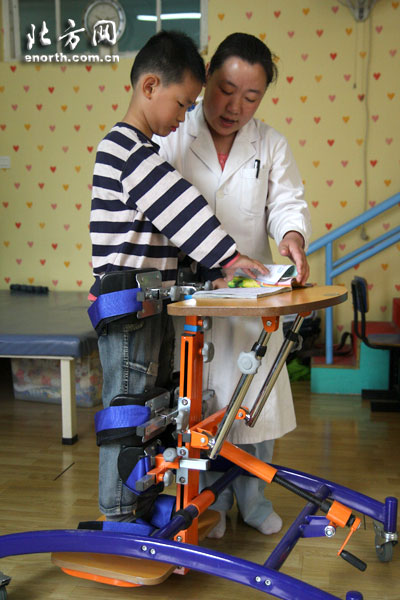 市残疾人辅助器具资源中心派专人对工作人员和孤残儿童进行了辅助器具
