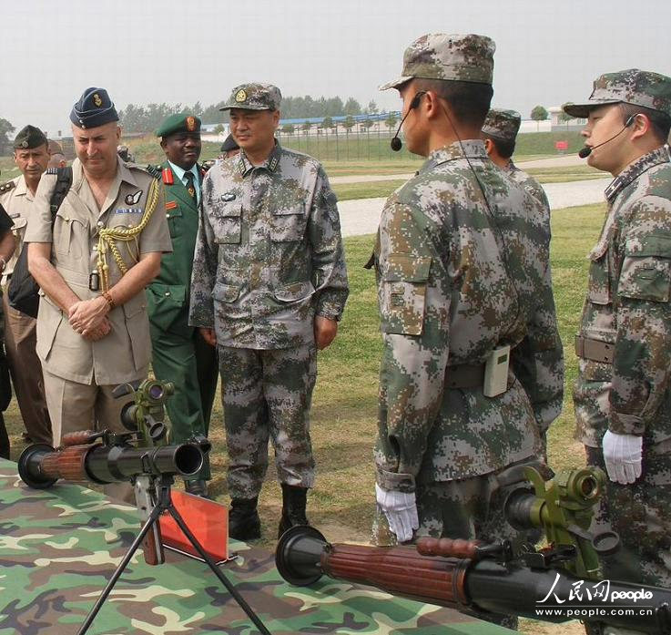 高清:30国驻华武官参观中国空降兵精锐(组图)