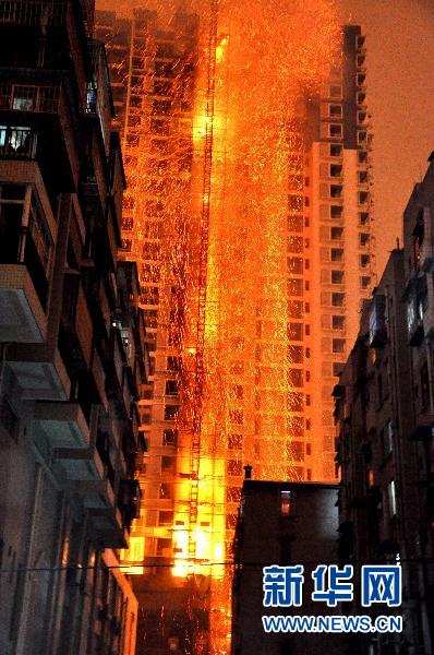 广西柳州一在建高层住宅楼失火(组图)
