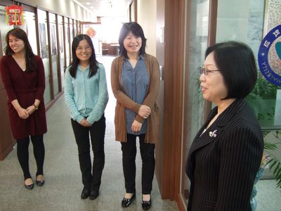 驻光州总领事阎凤兰访问韩国又石大学 看望在