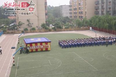 郸中小学生体验模拟火灾逃生帐篷学逃生技巧(