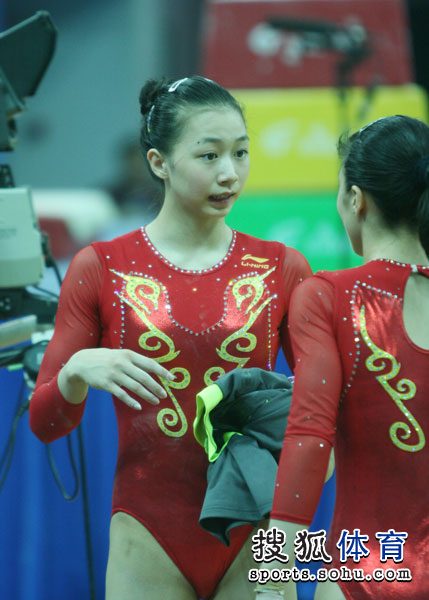 图文:体操全锦赛赛台训练 美丽小丫杨伊琳