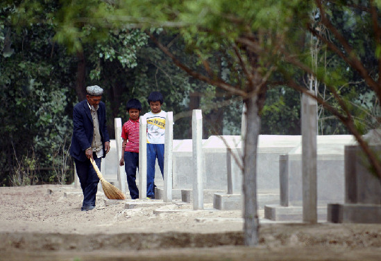 新疆76岁维族老人为中印反击战烈士守墓40年