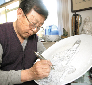 刻瓷是一项传统的民间艺术,而有着津门第一刀之称的吴龙元老先生,则是
