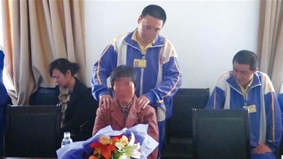劳教所里见到46岁的失足儿子八旬母亲接过康乃馨哭成泪人(组图)