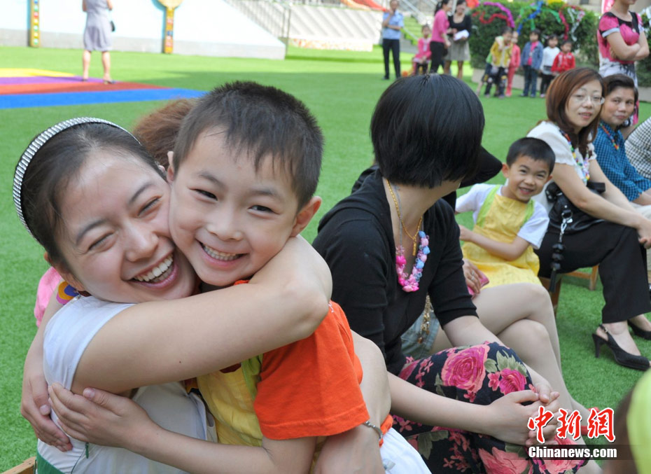 重庆幼儿园孩子包饺子感恩母亲(组图)