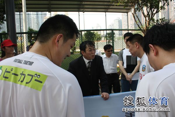 图文:围棋国手踢足球 主教练老聂鼓励队员