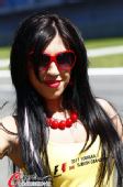 图文：F1土耳其站场外花絮 举牌女郎面带笑容