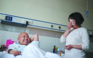 昨日，北京平谷一家医院，乐观的韩蕊在与母亲说笑，母亲却忍不住落泪。韩蕊怀孕5个多月时确诊患癌，她坚决要生下孩子再治病。本版摄影/本报记者 杨杰