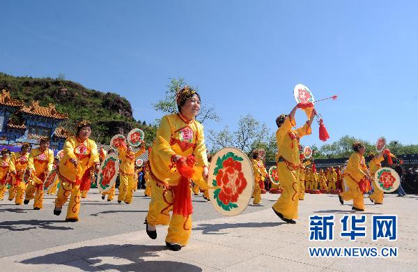 5月7日,丫髻山庙会碧霞元君祈福大典上,民间艺人在表演花鼓.