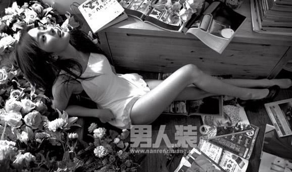 杨幂《男人装》火爆写真集 轻解罗裳添妩媚(组图)
