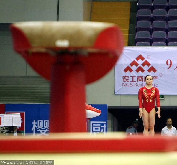 图文:体操全锦赛女子资格赛 程菲复出亮相