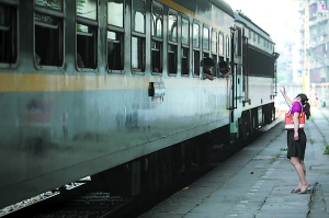 重庆沙坪坝火车站将关停 乘客在最后列车上求