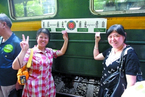 重庆沙坪坝火车站将关停 乘客在最后列车上求