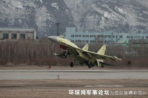 苏-35S战斗机首飞 配备新型航空电子系统