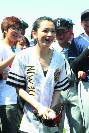 徐若为北京市大学生棒垒球锦标赛斗牛开球桌面.(陈慧)嘉宾背景担任图片