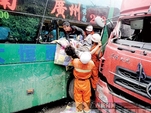 梧州市藤县发生三车连环撞事故 造成1人死28人伤(组图