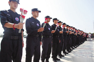 ←8日,安徽省合肥市公安局特警支队和当地妇联联手举办单身男女青年"