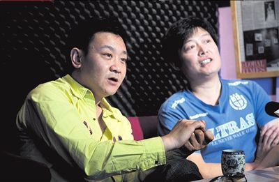 近日,黑豹乐队吉他手李彤,唱大鹏做客京华茶馆,细聊此次摇滚盛会.