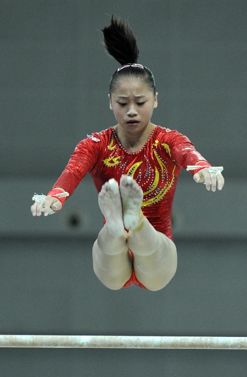 图文:上海队获女团冠军 眭禄在高低杠比赛中