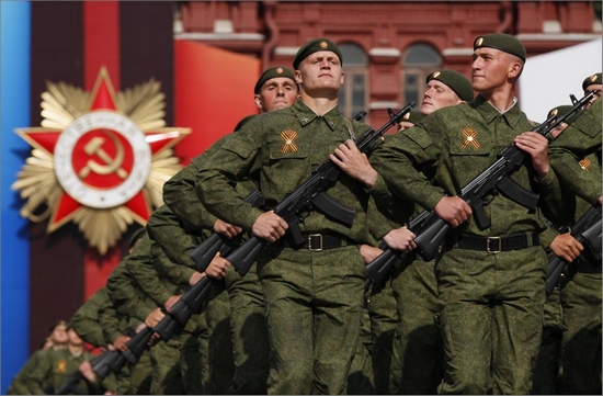俄罗斯士兵昨天走过红场,参加庆祝卫国战争胜利66周年阅兵式.