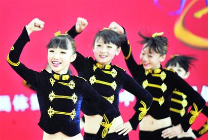 2011年全国普及健美操推广大赛暨市南区中小学活力健美操大赛昨日在青岛51中体育馆举行，本次活动拉开了市南区“阳光体育”活动的序幕。