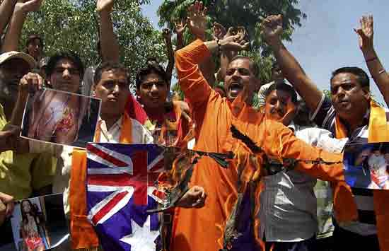 愤怒的印度民众燃烧澳大利亚国旗