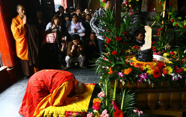 河南登封少林寺举行一年一度的"浴佛节祈福大法会".