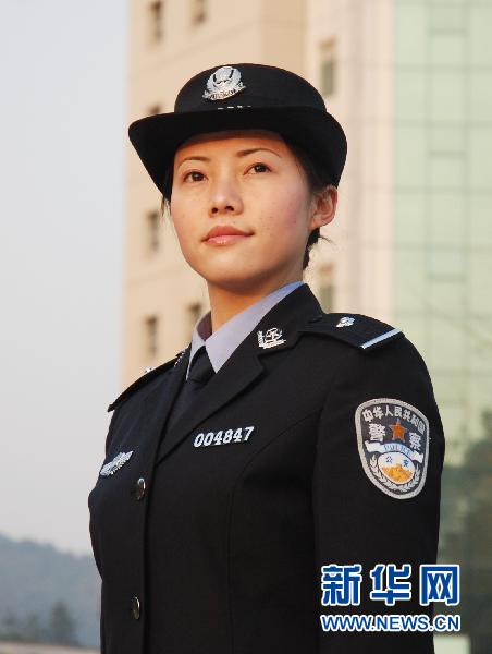 身着警服的潘琴(2007年10月摄).新华社发