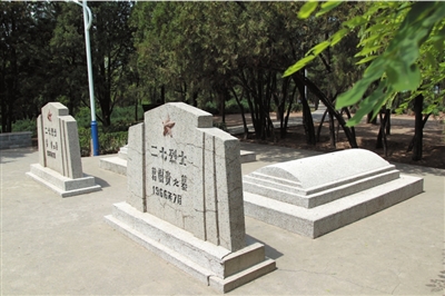 长辛店公园内的二七烈士墓.本报记者王海欣摄