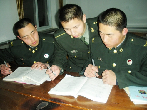 装甲兵工程学院警勤汽车队为士兵考生营造良好学习环境(图)