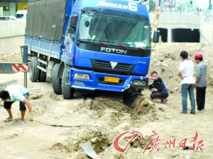 路基太软十吨大货车陷入路面(图)