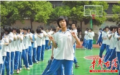 5月10日,长沙市稻田中学的学生们课间在跳兔子舞. 通讯员 李煌 摄