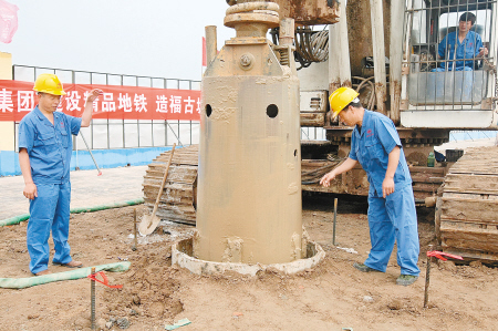 昨日，貫通主城區(qū)西南至東北方向的地鐵三號(hào)線試驗(yàn)段開工建設(shè)。