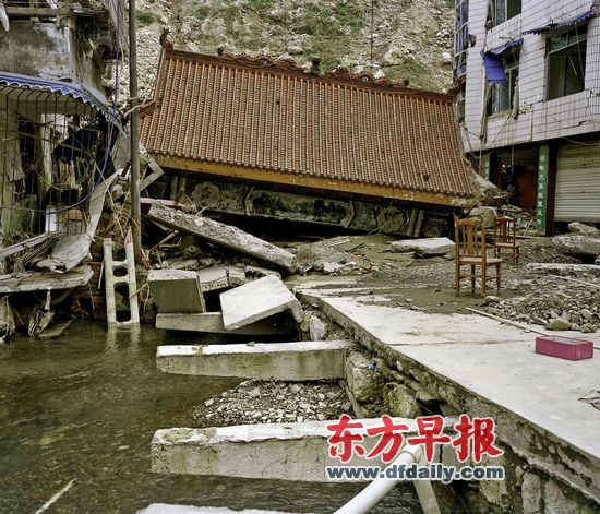北川老县城一座红色琉璃瓦的废墟.