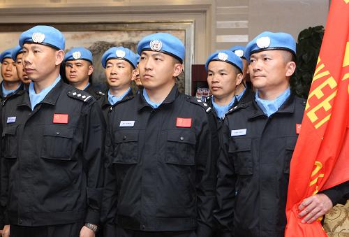 5月11日,中国维和警察在列队准备出征. 新华社记者 袁满 摄