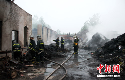 (吴建锋)12日凌晨4时05分许,湖北荆州市荆州区纪南镇拍马村三组一塑料