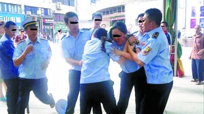 视频:重庆两女城管当街打架遭围观(图)